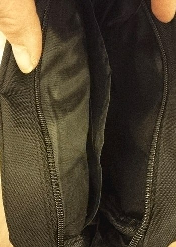 CAT Siyah Fermuarlı Erkek Omuz Çantası - Görsel 4