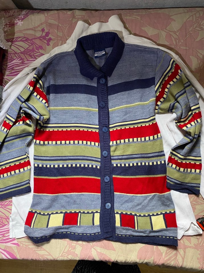 Düğmeli Çok Renkli Desenli hırka - Görsel 2