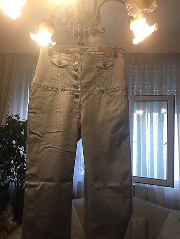 Gümüş rengi, hafif metalik, yüksek belli pantolon..