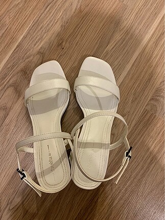 Bershka beyaz topuklu sandalet