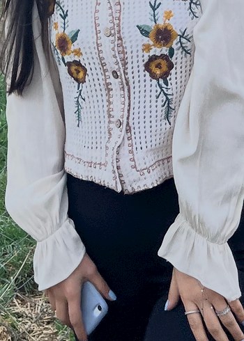 Nakışlı, düğmeli, uzun kollu beyaz bohem bluz