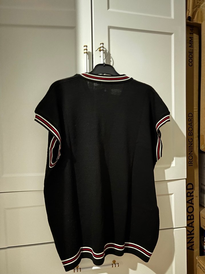 Siyah V Yakalı Kısa Kollu Örgü Süveter - Görsel 2