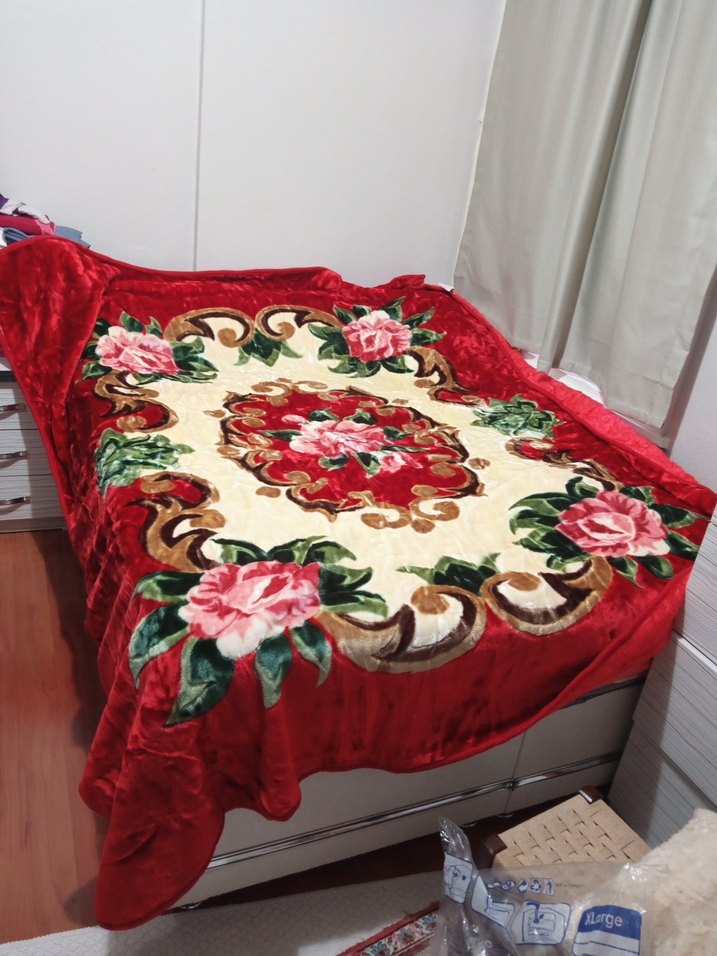 Bordo Çiçek Desenli Renkli Battaniye - Görsel 2