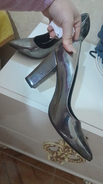 Parlak topuklu ayakkabi - Görsel 2