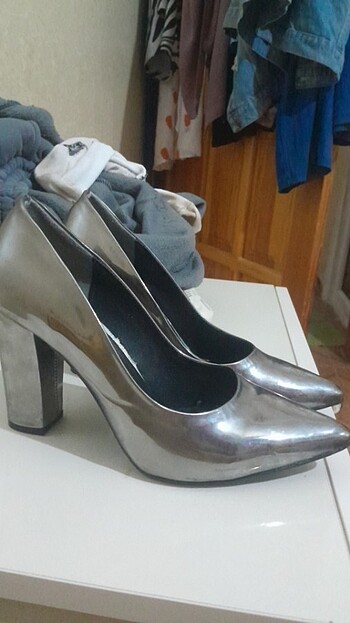 Parlak topuklu ayakkabi - Görsel 4