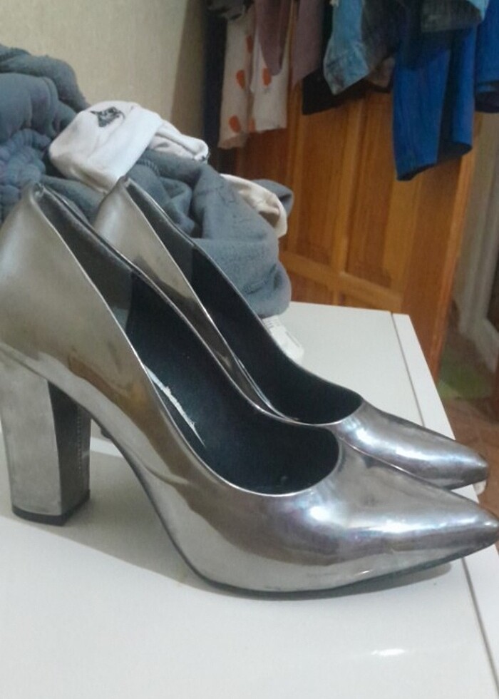 Parlak topuklu ayakkabi - Görsel 4