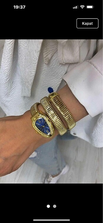 Gold yılan model kadın kol saati.