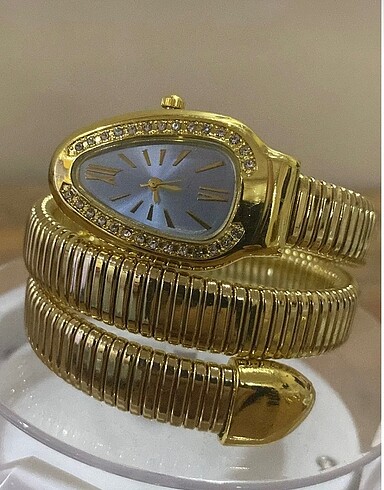 Gold yılan model kadın kol saati.
