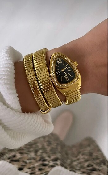 Gold yılan model kadın kol saati.