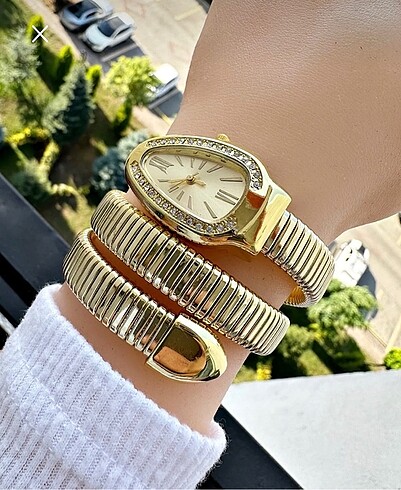 Gold yılan model kadın kol saati.