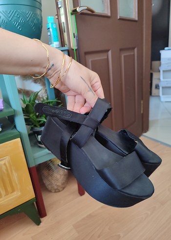 zara dolgu topuk sandalet - Görsel 6