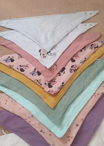 Beden Nakışlı Çok Renkli Pastel Bebek Önlükleri
