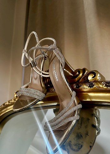 Altın Renkli Parlak ışıltılı Topuklu Kadın Ayakkabı - Görsel 5
