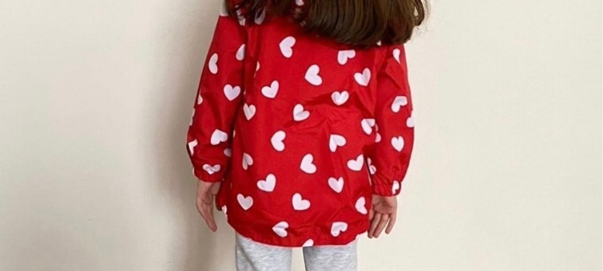 Kız Çocuk Kırmızı Kalp Desenli Yağmurluk - Görsel 2