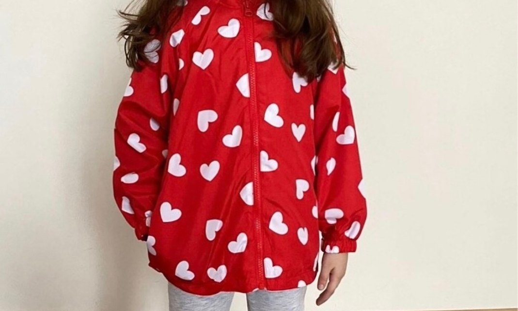 Kız Çocuk Kırmızı Kalp Desenli Yağmurluk - Görsel 3