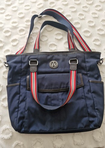 Tommy Hilfiger canta