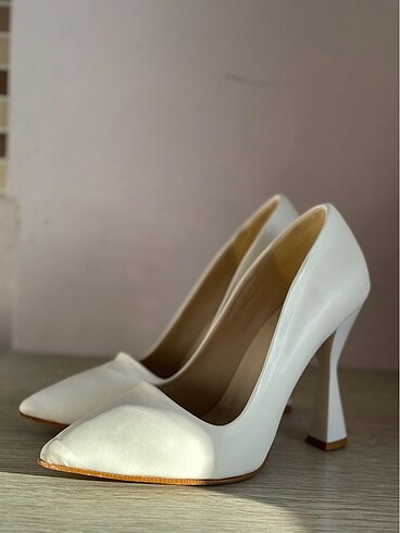 Beyaz Deri Kadeh Topuk Stiletto