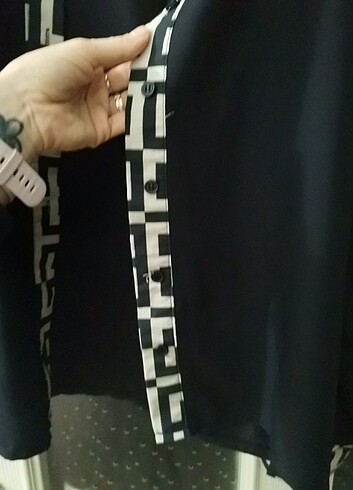 s Beden siyah Renk Yakası ve kolları desenli siyah gömlek
