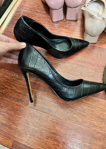 39 Beden siyah Renk İpekyol Siyah Yılan Desenli İnce Topuklu Stiletto