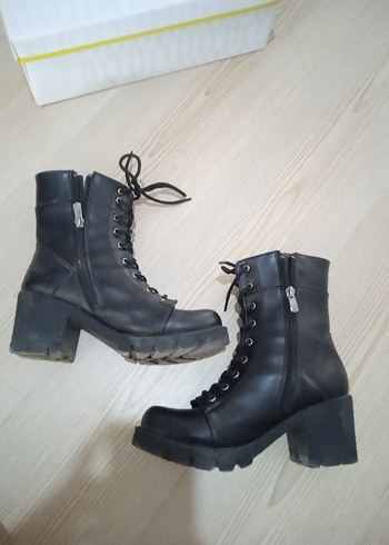 Diğer Siyah Gotik Blok Topuklu Kadın Bot