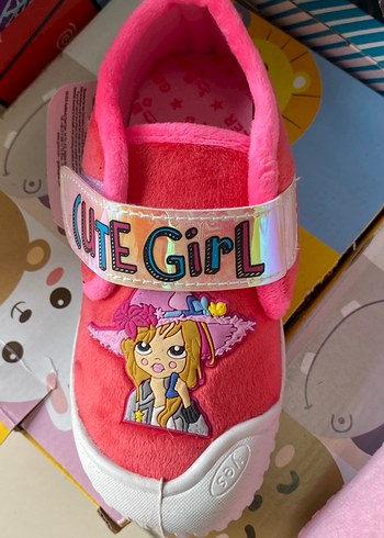 Pembe Renkli Pop Kültür Kız Terliği - Görsel 3