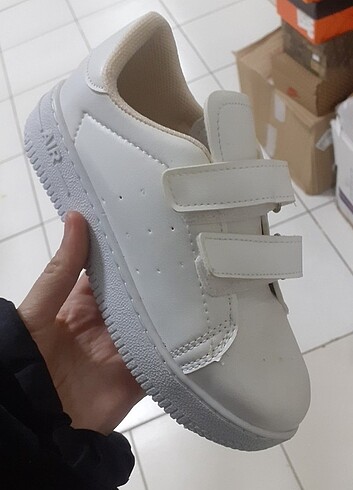 Beyaz çıtçıtlı spor 