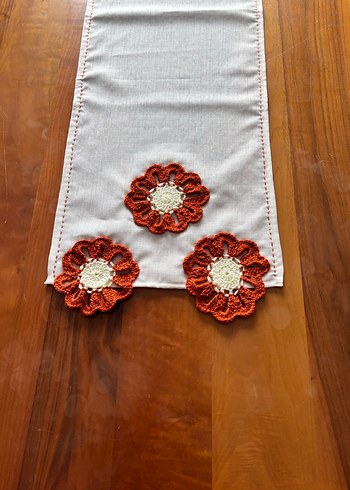 El Yapımı Çiçek Desenli Masa Örtüsü - Görsel 2