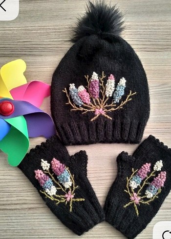 Çiçek Nakışlı Siyah Örgü Eldiven ve Bere Seti - Görsel 2