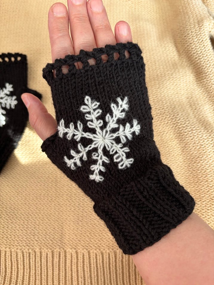 Beyaz Kar Tanesi Nakışlı Siyah Örgü Eldiven - Görsel 2