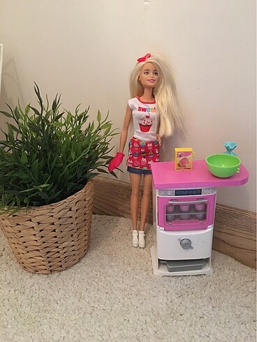 Barbie Barbie mutfakta oyun seti