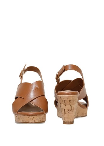 Nine West Bej Deri Tokalı Dolgu Topuklu Kadın Sandalet