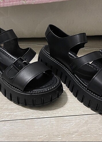 38 Beden siyah Renk Sandalet günler