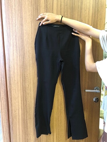 Trendyolmilla siyah paçası yırtmaçlı kumaş pantolon