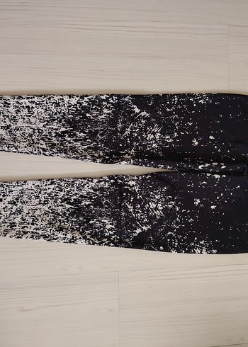 Siyah Beyaz Batik Desenli Spor Tayt