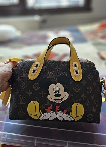 Mickey mouse canta