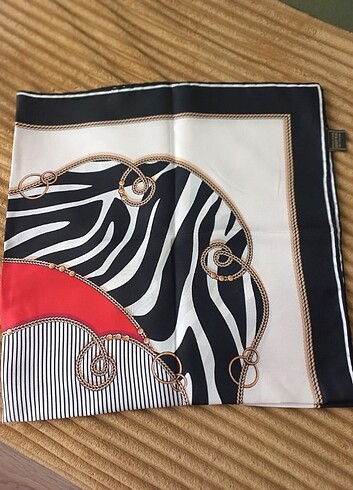 Armine Vissona twill ipek eşarp