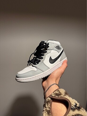 Nike Air Jordan 1 Mid ?Light Smoke Grey