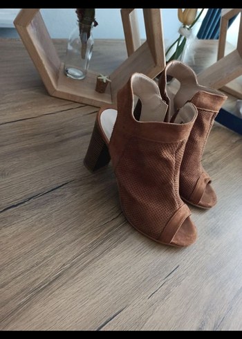 Diğer Kahverengi Süet Tokalı Topuklu Sandalet