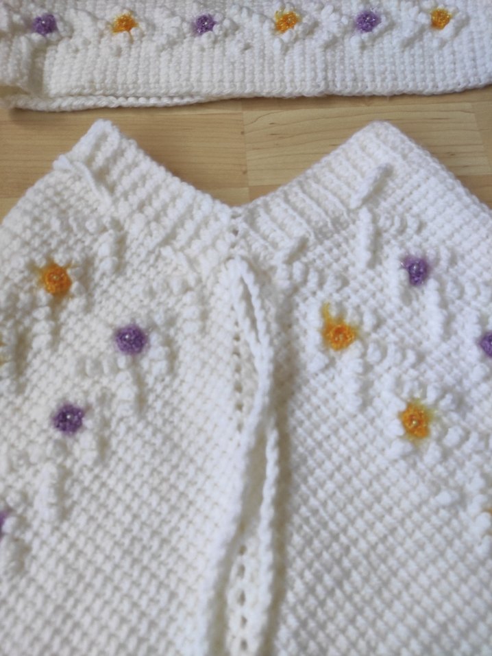 Nakışlı Beyaz Örgü Kız Panço - Görsel 3