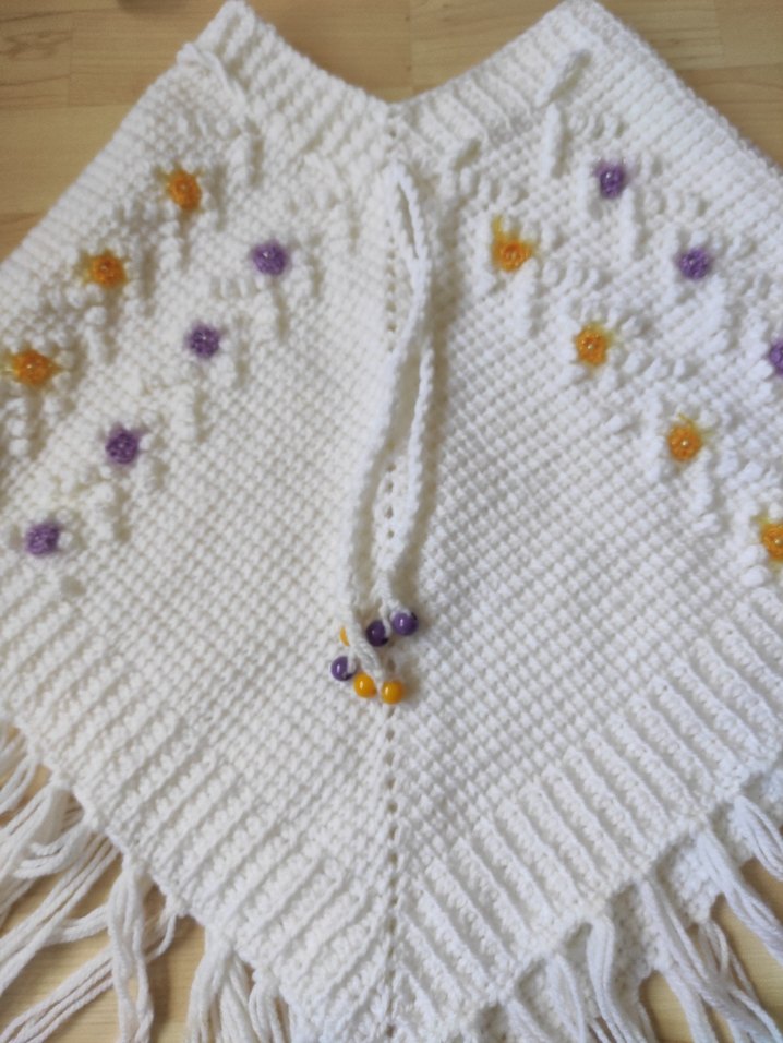 Nakışlı Beyaz Örgü Kız Panço - Görsel 5