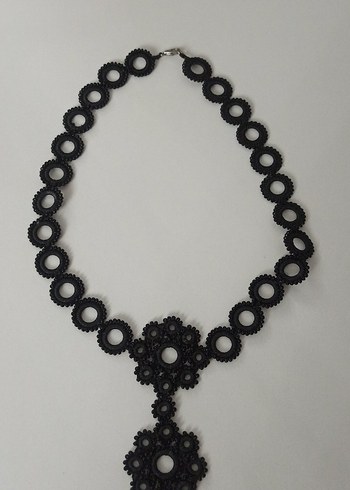 Zara Siyah Nakışlı Boncuklu Gotik Kolye
