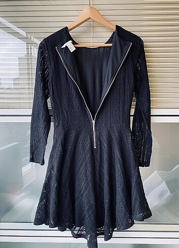 36 Beden siyah Renk H&M Dantelli kısa elbise, astarlı.