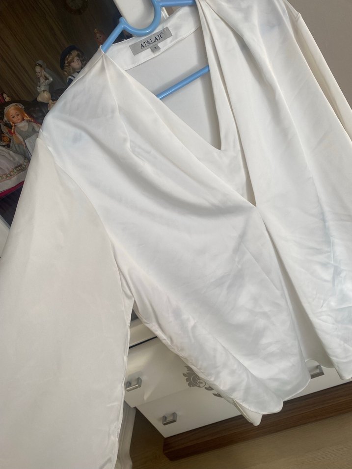 Beyaz V Yaka Uzun Kollu İpek Gömlek - Görsel 5