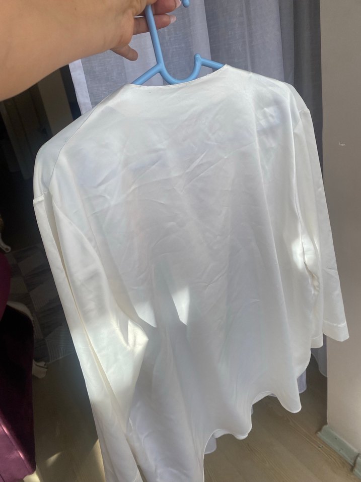 Beyaz V Yaka Uzun Kollu İpek Gömlek - Görsel 3