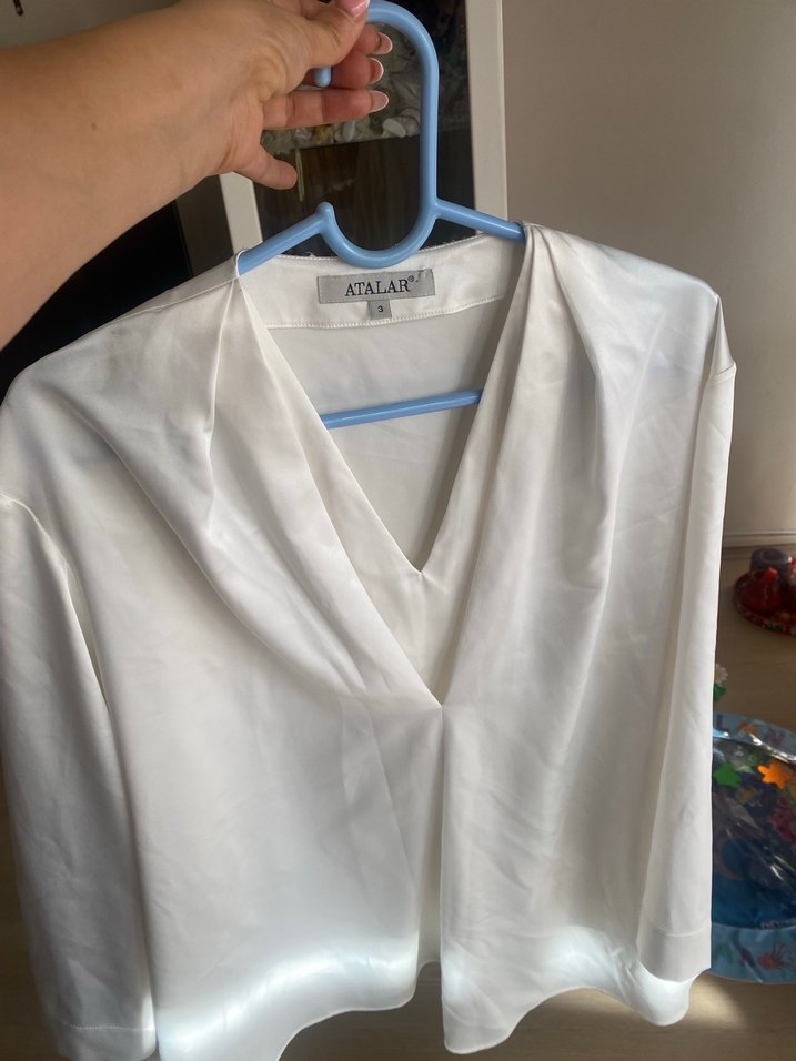 Beyaz V Yaka Uzun Kollu İpek Gömlek - Görsel 4