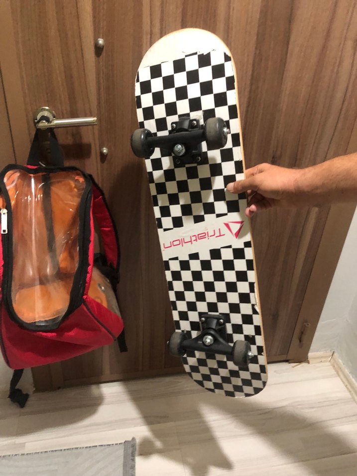 Kırmızı Siyah Kareli Kaykay - Görsel 2