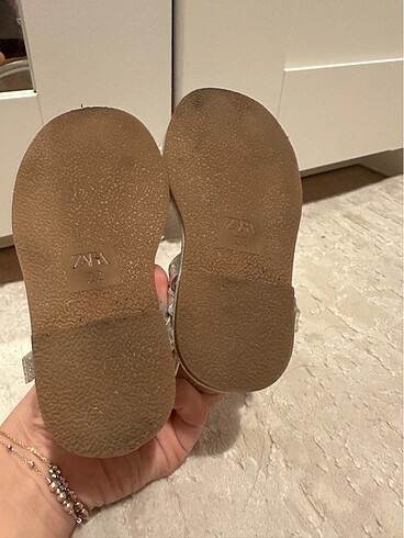 Zara kız bebek gümüş rengi fiyonklu sandalet - Görsel 5