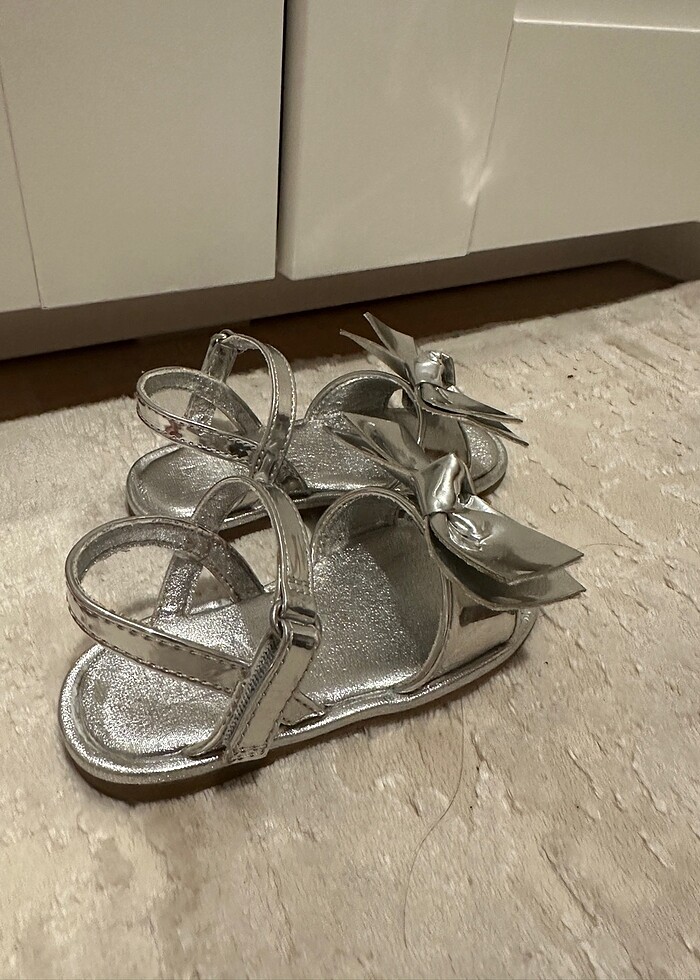 Zara kız bebek gümüş rengi fiyonklu sandalet - Görsel 3