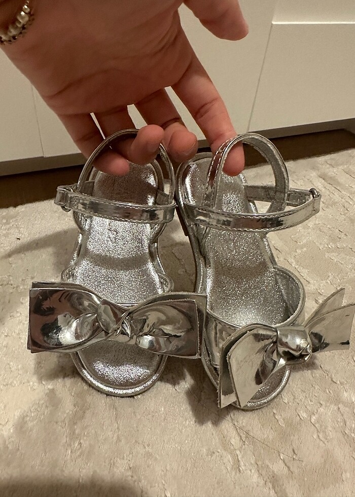 Zara kız bebek gümüş rengi fiyonklu sandalet - Görsel 2