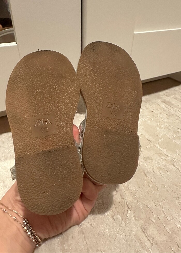 Zara kız bebek gümüş rengi fiyonklu sandalet - Görsel 5